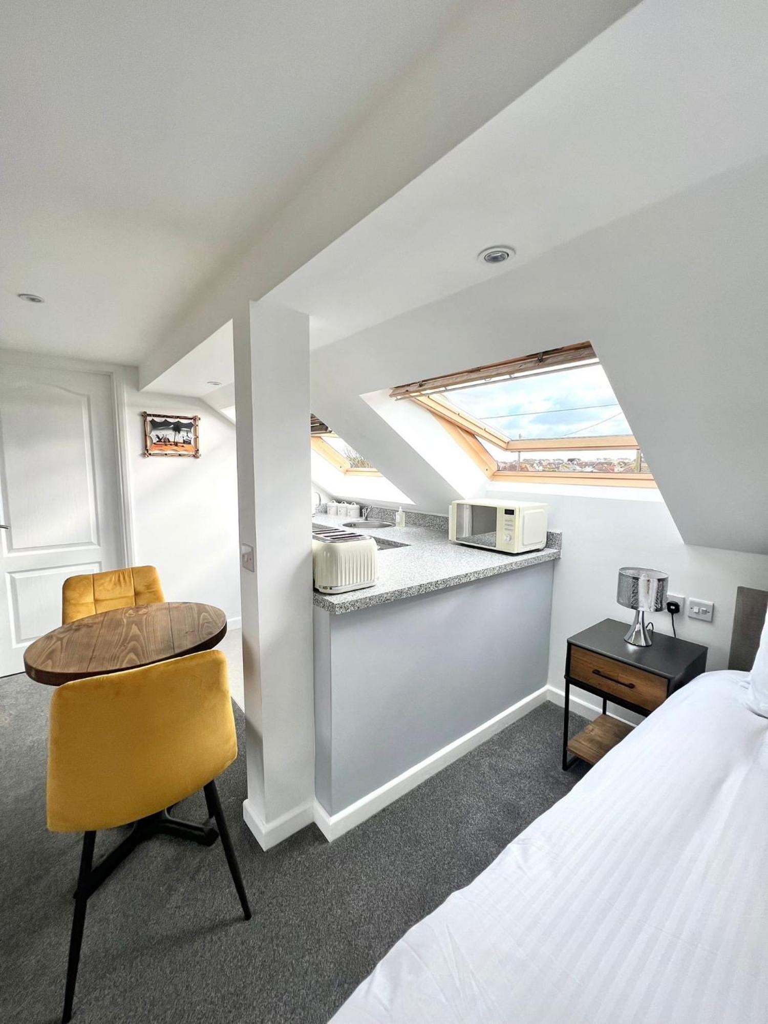 Seascape - Stylish Modern Apartment Barton on Sea Exterior photo